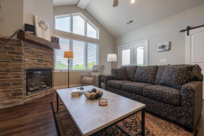 Luxury 3BR, 3BA - Vaulted Ceilings - Resort Amenities - Stairs Required - FREE TICKETS INCLUDED - FH-G303